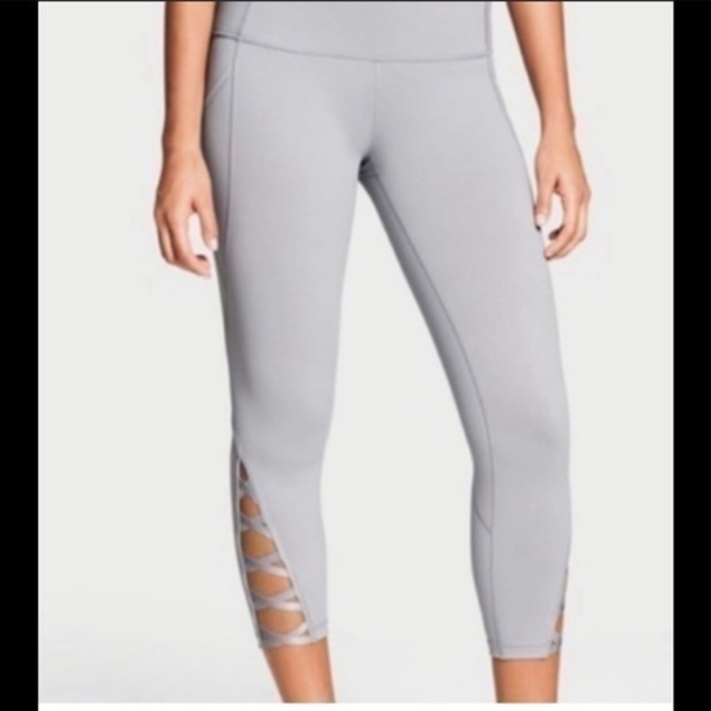 Victoria secret knockout crop leggings for women
Excellent condition
Color grey